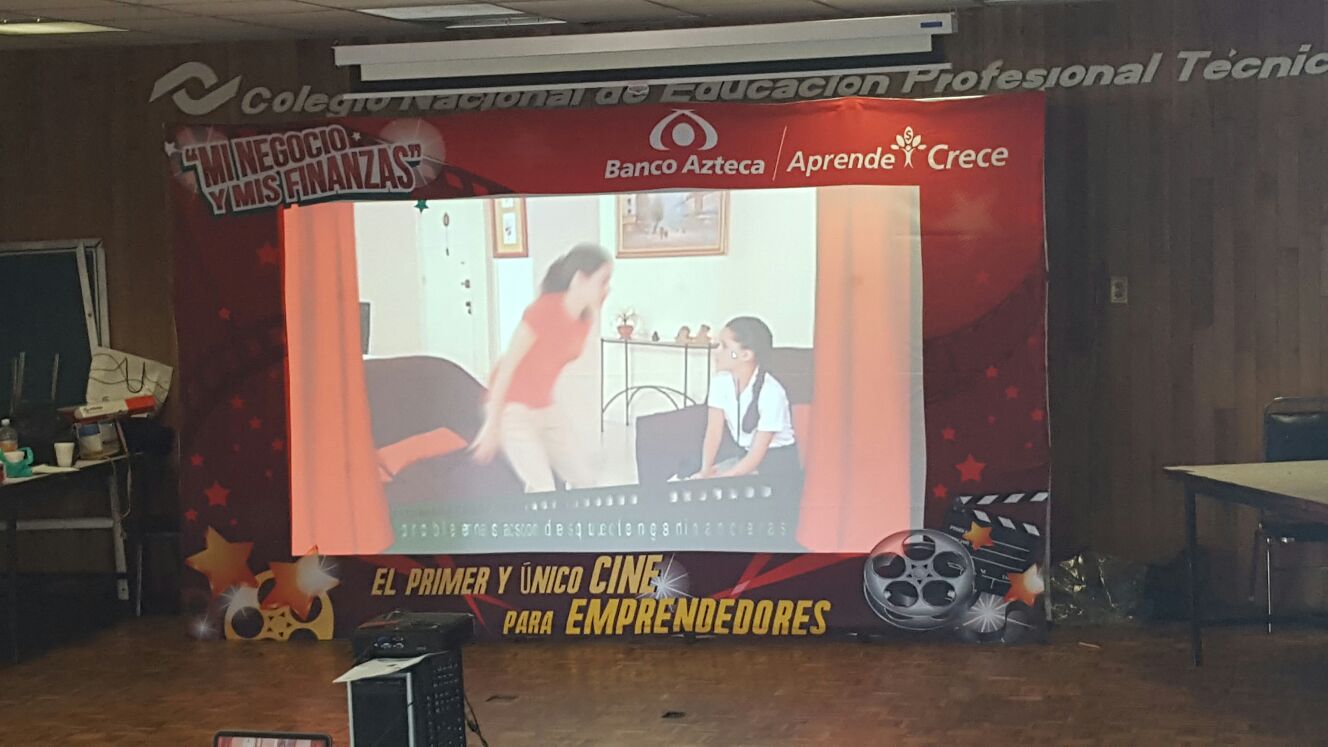 Padres de alumnos del CONALEP tomando el curso de finanzas y negocios